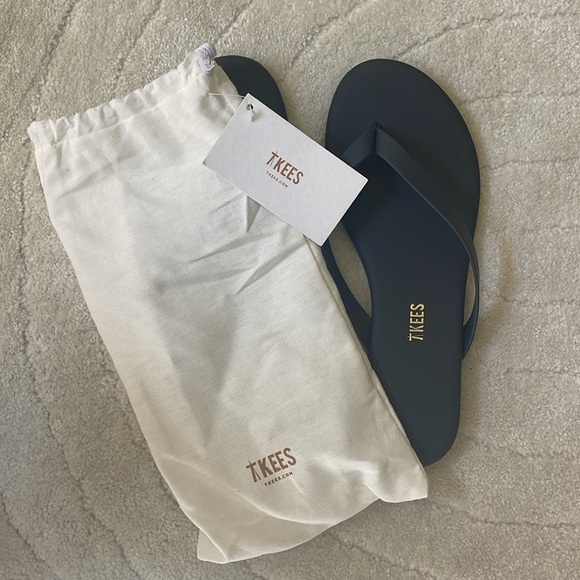 Tkees Boyfriend Vegan matte blue flip flops size 8.5 brand new, bag included - Picture 4 of 4
